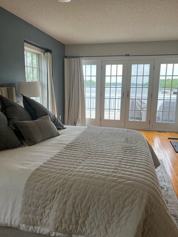 3 quartos, escrivaninha, ferros/tábuas de passar roupa