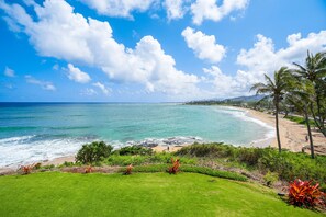 On the beach - "Bliss on the Bay" Wailua Bay View 207 A Serene 2nd Floor Ocean View with AC in the Bedroom (Kapaa)