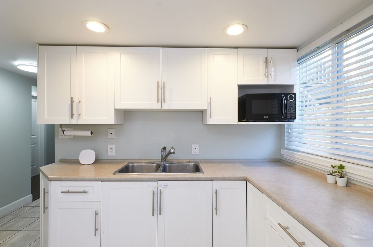 Executive 2 bed 1 bath Spacious & Centrally Located suite.