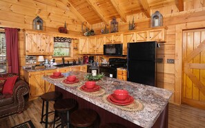 ثلاجة، فرن، موقد طهي مسطح، مستلزمات طهي/أطباق/أوعية