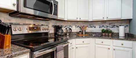 Stovetop, cookware/dishes/utensils