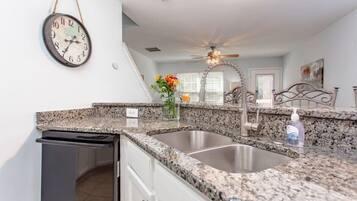 Stovetop, cookware/dishes/utensils