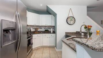 Stovetop, cookware/dishes/utensils