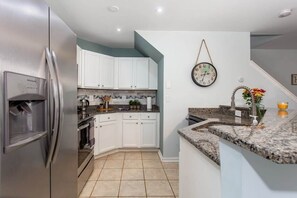 Plaque de cuisson, batterie de cuisine, vaisselle et ustensiles