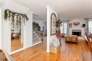 TV, fireplace, offices - Peaceful/Braves Stadium/Near I-75/Grt WIFI/Sleeps 6 (Marietta)