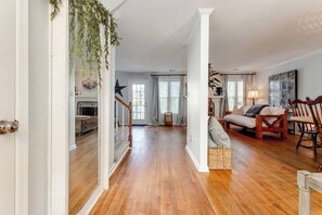 TV, fireplace, offices - Peaceful/Braves Stadium/Near I-75/Grt WIFI/Sleeps 6 (Marietta)