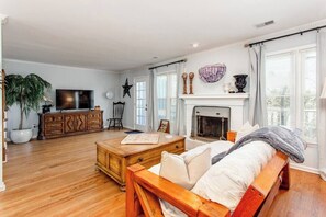 TV, fireplace, offices - Peaceful/Braves Stadium/Near I-75/Grt WIFI/Sleeps 6 (Marietta)