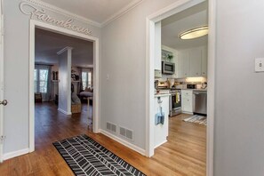 Fridge, microwave, oven, stovetop - Peaceful/Braves Stadium/Near I-75/Grt WIFI/Sleeps 6 (Marietta)