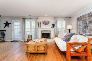 TV, fireplace, offices - Peaceful/Braves Stadium/Near I-75/Grt WIFI/Sleeps 6 (Marietta)