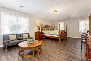 5 bedrooms, iron/ironing board, WiFi, bed sheets