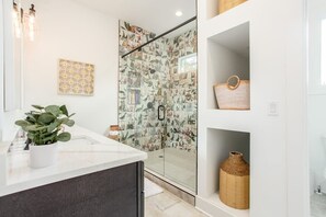 Baignoire, séchoir à cheveux, serviettes fournies, shampooing