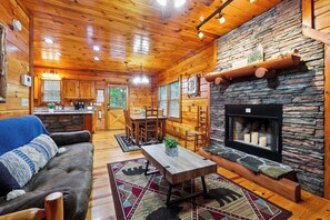 Smart TV, DVD player, offices - Mtn Views/Grt WIFI/Pool Table/Sleeps10 (Blue Ridge)