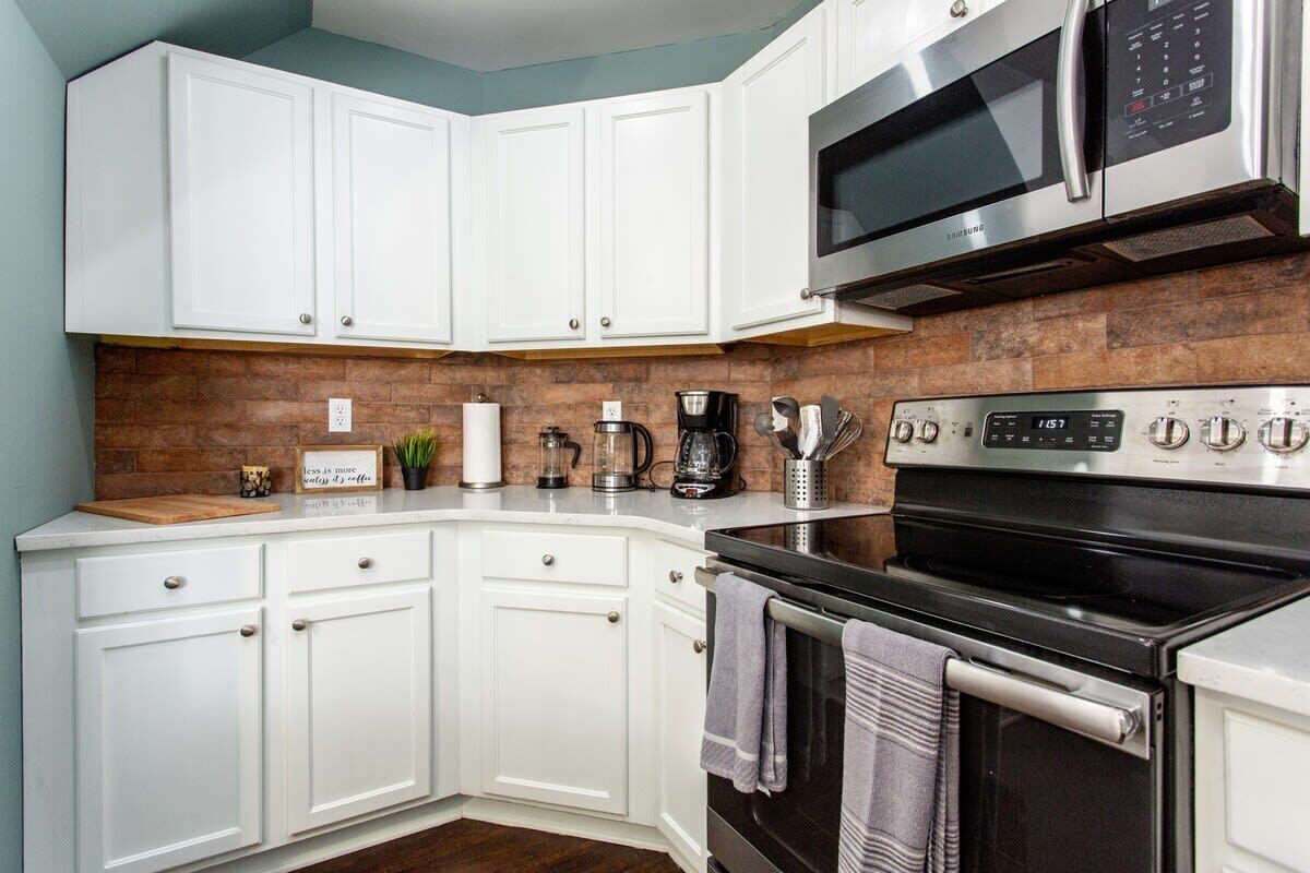 Kjøleskap, mikrobølgeovn, ovn og kokeplater