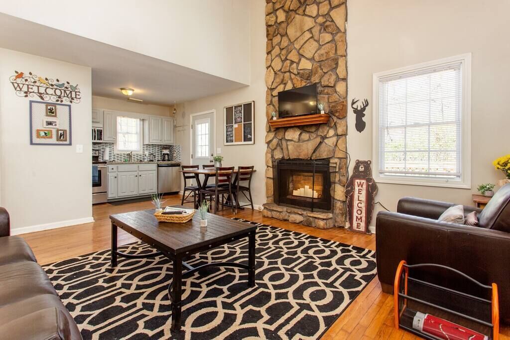 Massive deck/Rustic Retreat/Games/Grill/ Sleeps 7