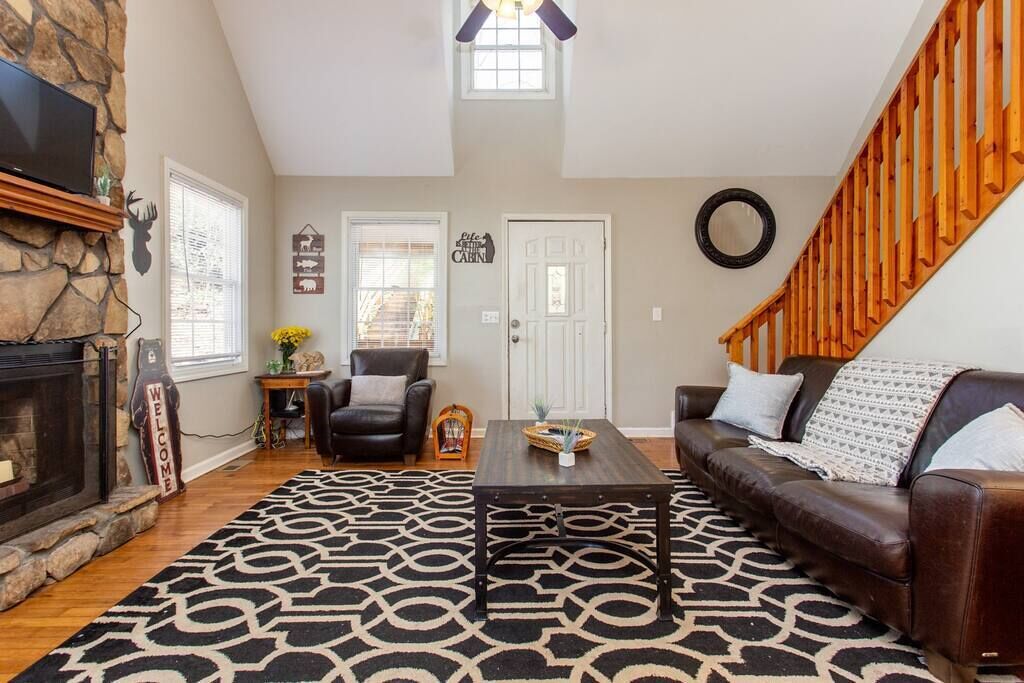 Massive deck/Rustic Retreat/Games/Grill/ Sleeps 7