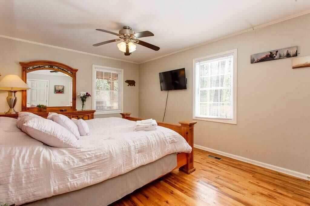 Massive deck/Rustic Retreat/Games/Grill/ Sleeps 7