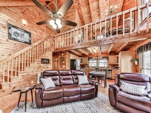 Una televisión, una chimenea, una oficina