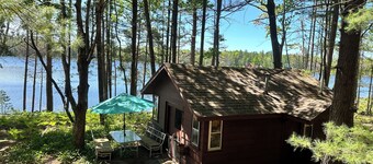 LAKEFRONT MINI CABIN private acre of Woods 🏞️