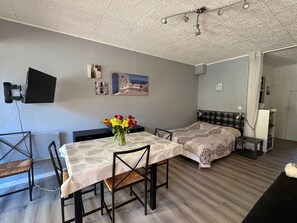 Room - Studio Classé 2 Étoiles en Rez-de-jardin Avec Grande Terrasse a 5 min à Pied du Centre Ville (VERNET LES BAINS)