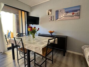 Dining - Studio Classé 2 Étoiles en Rez-de-jardin Avec Grande Terrasse a 5 min à Pied du Centre Ville (VERNET LES BAINS)