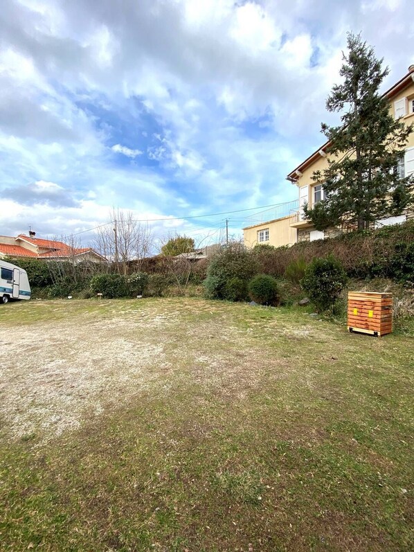 Property grounds - Studio Classé 2 Étoiles en Rez-de-jardin Avec Grande Terrasse a 5 min à Pied du Centre Ville (VERNET LES BAINS)