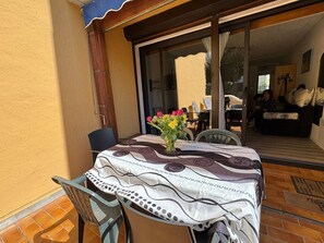 Outdoor dining - Studio Classé 2 Étoiles en Rez-de-jardin Avec Grande Terrasse a 5 min à Pied du Centre Ville (VERNET LES BAINS)