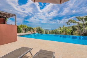 حمّام سباحة لا متناهي