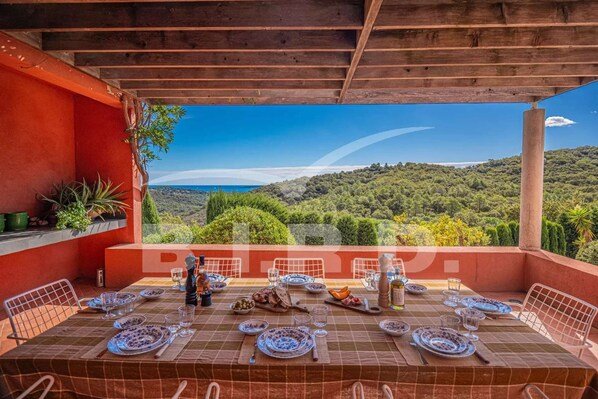 تناول الطعام بالخارج