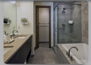 Duschwanne, Haartrockner, Handtücher, Seife