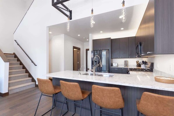 Réfrigérateur, micro-ondes, four, plaque de cuisson