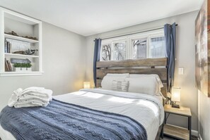 5 soverom, skrivebord, skrivebord for bærbar PC og strykejern/-brett