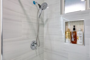 Maison en rangée Confort, 3 chambres | Salle de bain | Ensemble baignoire-douche, articles de toilette (gratuits)
