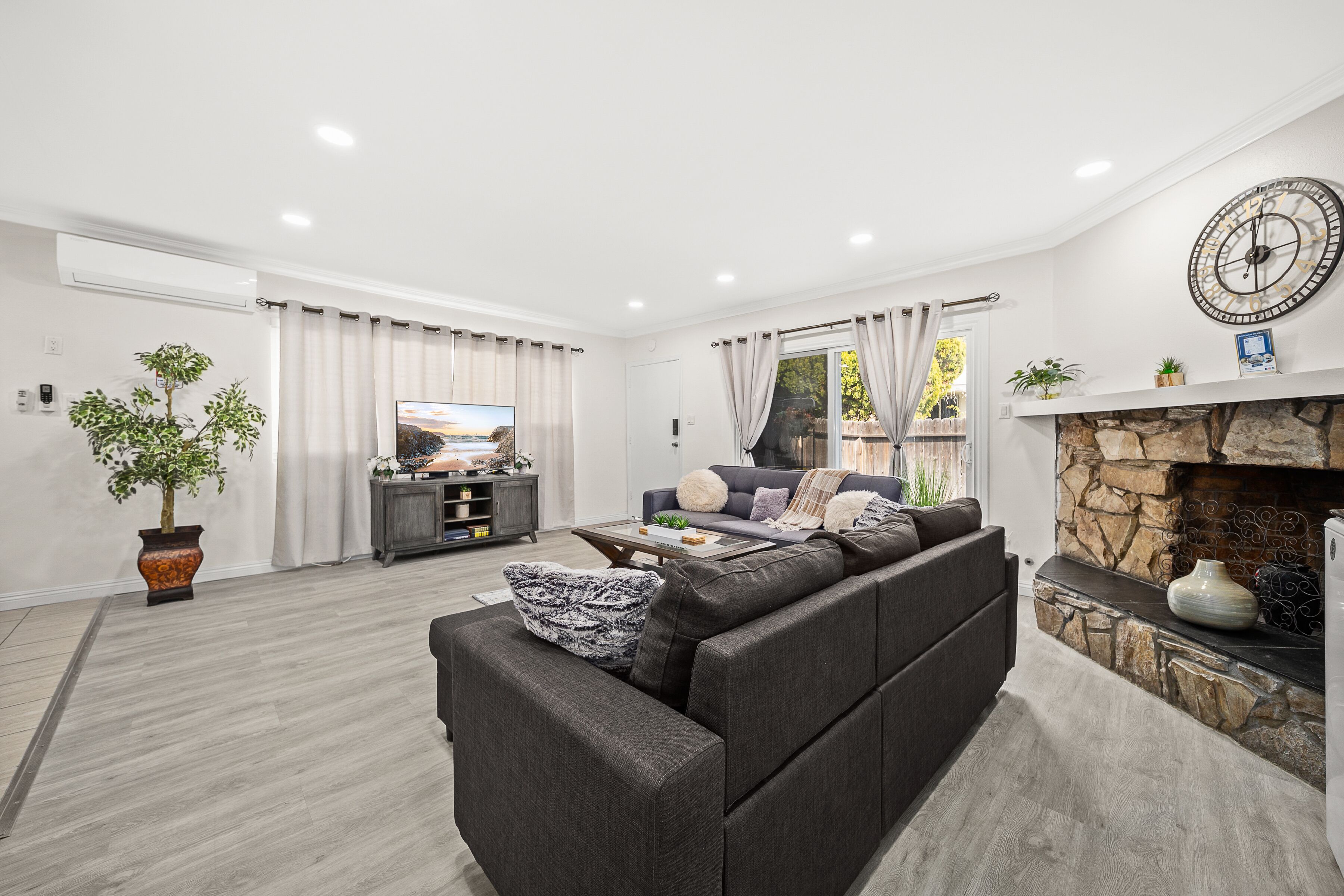 Comfort Townhome, 3 Bedrooms | Living room | 50-inch LED TV with digital channels, TV