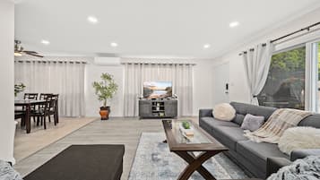 Comfort Townhome, 3 Bedrooms | Ruang tamu | 50 inci televisyen LED dengan digital, TV