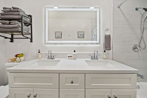 Comfort-Stadtwohnung, 3 Schlafzimmer | Badezimmer | Duschwanne, kostenlose Toilettenartikel, Haartrockner, Handtücher