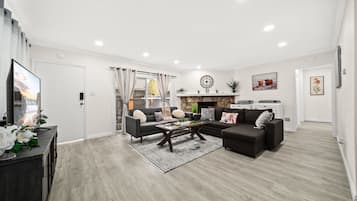 Comfort Townhome, 3 Bedrooms | Ruang tamu | 50 inci televisyen LED dengan digital, TV