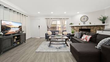 Comfort Townhome, 3 Bedrooms | Ruang tamu | 50 inci televisyen LED dengan digital, TV