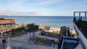 A coastal view with a restaurant, a beach, and a pier. - Ter/315 - Terrassenhuegel - Seeblick (Scharbeutz)