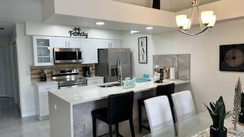 Een koelkast, een microgolfoven, een oven, een kookplaat