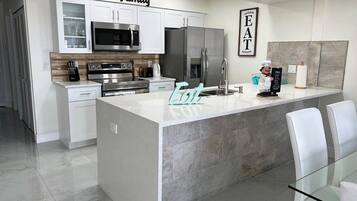 Een koelkast, een microgolfoven, een oven, een kookplaat