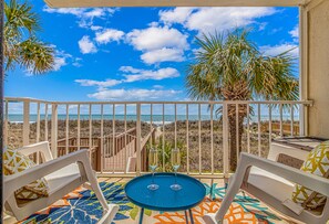 Property grounds - Direct Oceanfront! Renovated! All beach gear included (North Myrtle Beach)