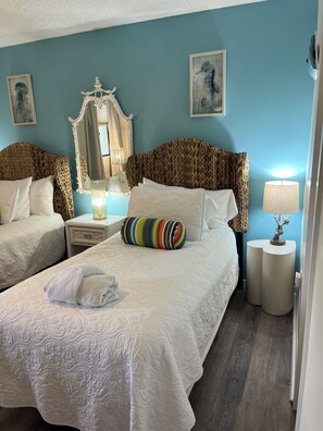 3 habitaciones, escritorio y tabla de planchar con plancha 