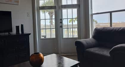 Cozy 1- bedroom condo with water view! Pool, Hot Tub, Gym! Walk to the beach!