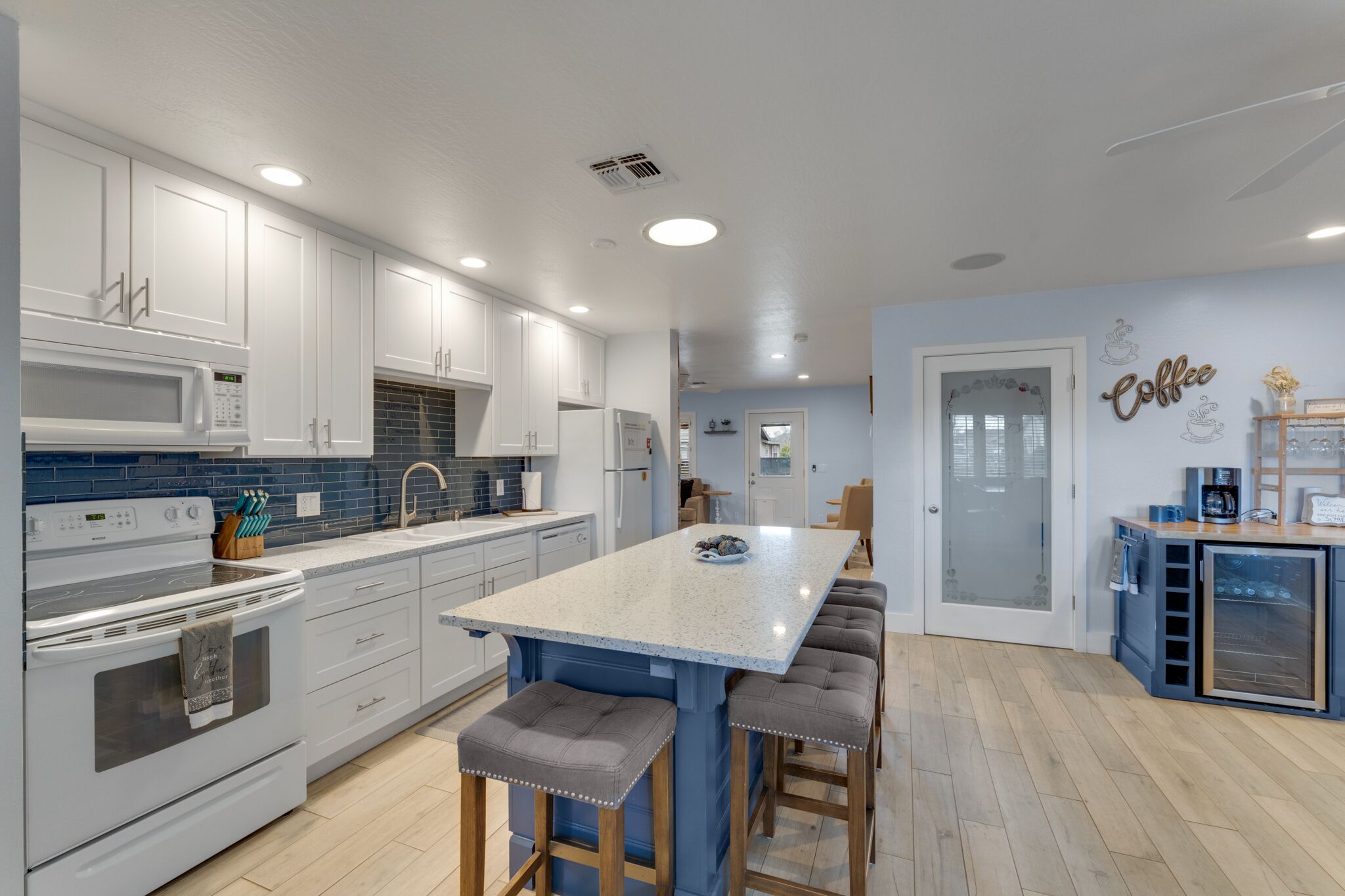 Réfrigérateur, four à micro-ondes, un four, surface de cuisson