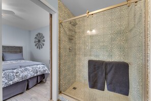 2 chambres, coffre-fort, fer et planche à repasser