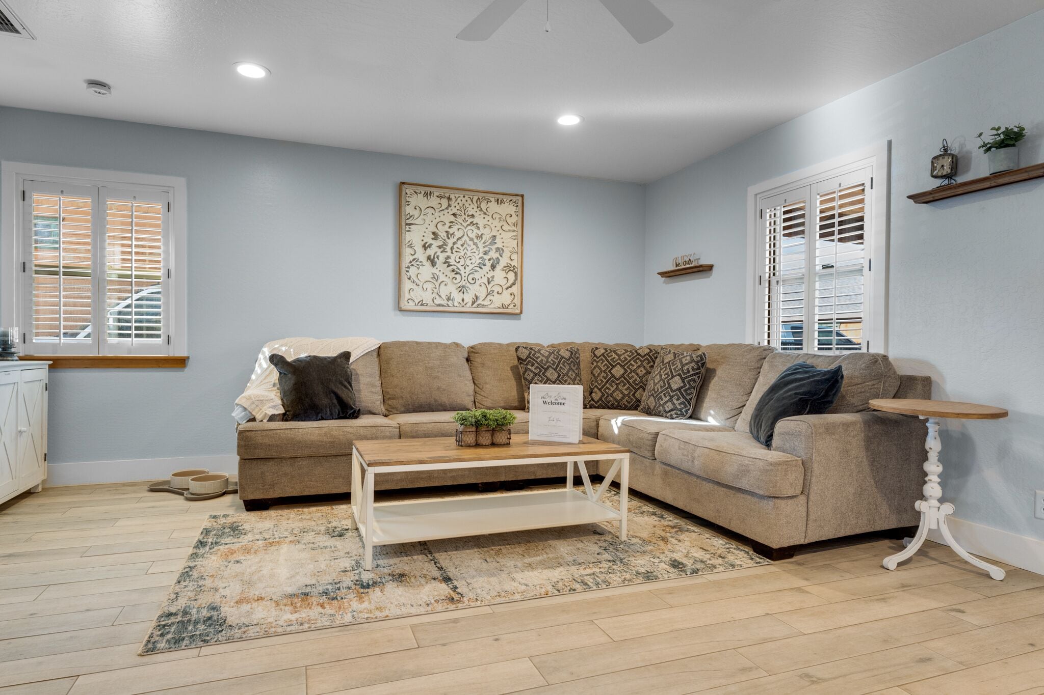 スマートテレビ、暖炉、ステレオ