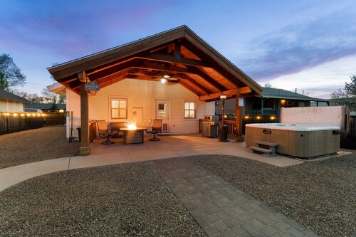 Walking distance from downtown - Close to local Lakes - Large backyard - Hot Tub