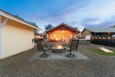 Walking distance from downtown - Close to local Lakes - Large backyard - Hot Tub