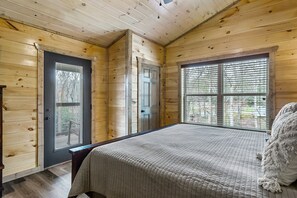 5 bedrooms, desk, iron/ironing board, free WiFi