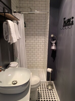 Shower, hair dryer, towels, toilet paper - The Cozy Cottage (Toccoa)